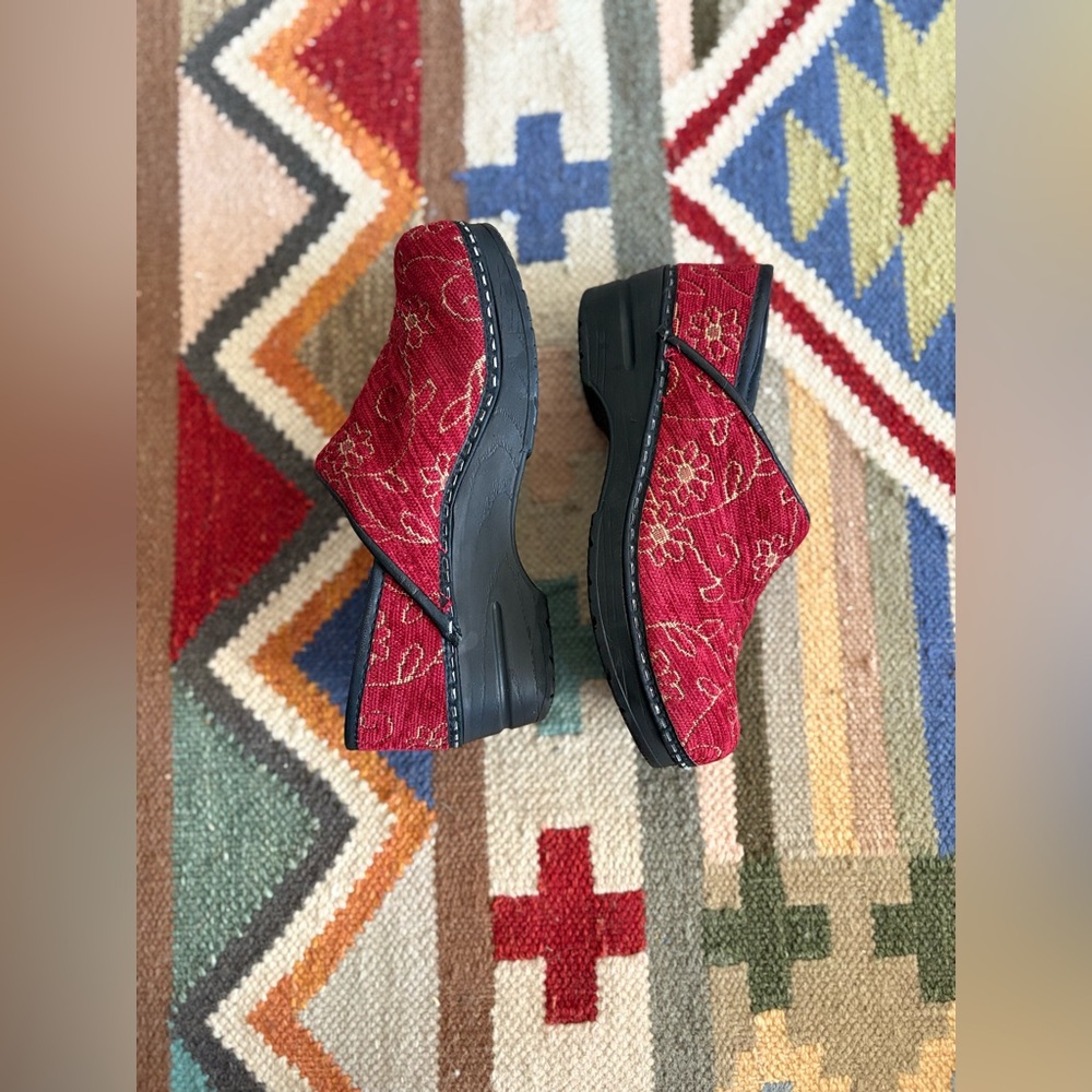 dansko floral tapestry clogs - 8 - burgundy red woven vegan shoes - EUC